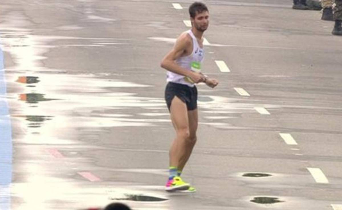 VIDEO: El dramático cierre de un atleta en la maratón olímpica que terminó en una pierna