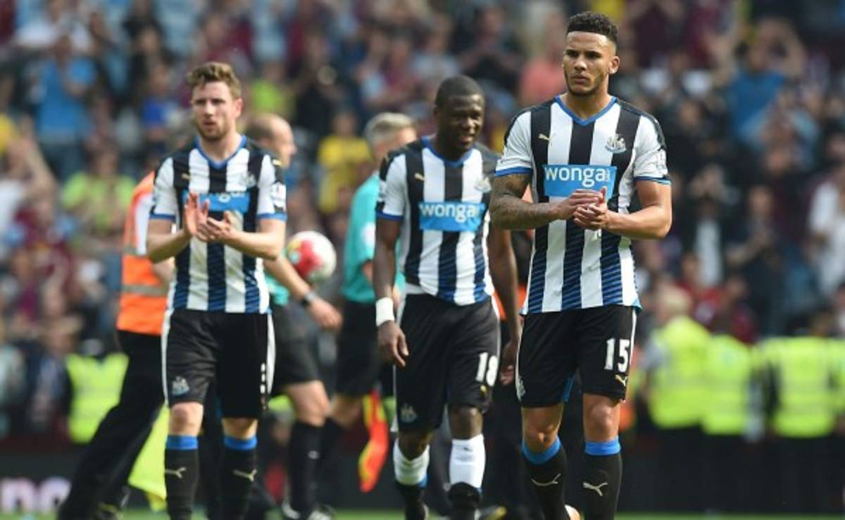 El Newcastle no pasa del empate en Villa Park y se complica la permanencia