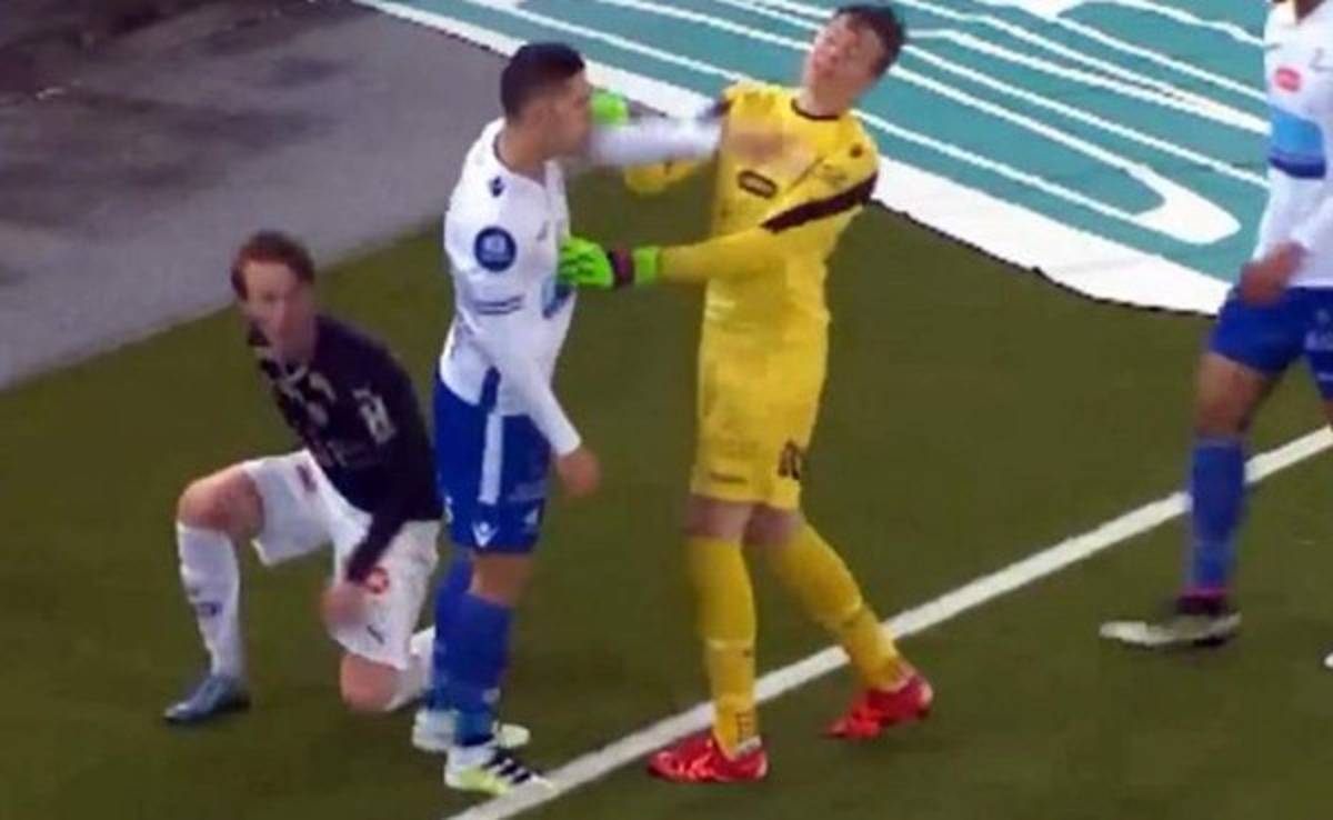 VIDEO: Futbolista en Noruega es expulsado ¡por golpear a su propio arquero!