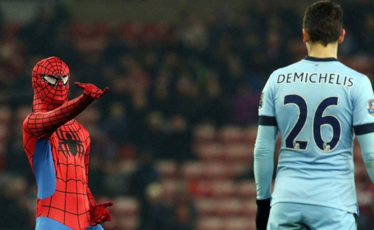 VIDEO: Spiderman intentó atrapar con su telaraña a jugadores del Manchester City