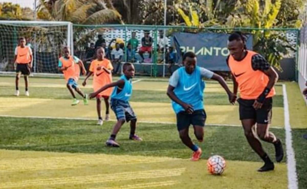 Alberth Elis sorprende a niños de Tela y les regala implementos deportivos