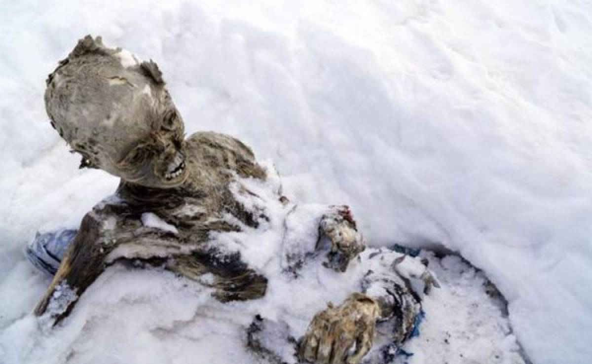 Hombres momificados en volcán murieron abrazados hace medio siglo