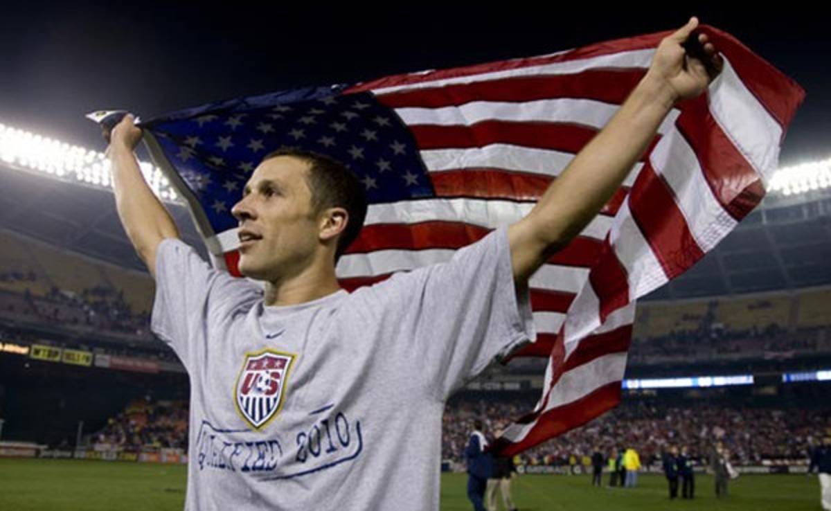 El defensa estadounidese Steve Cherundolo anuncia su retiro del fútbol