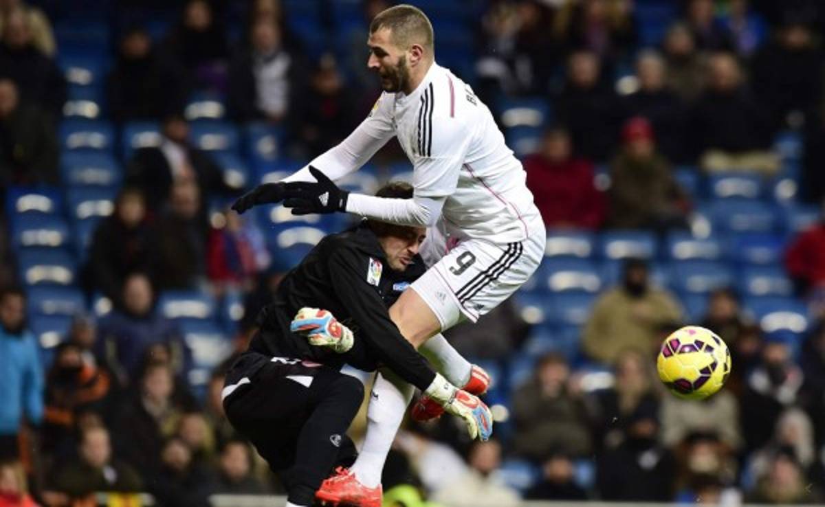 VIDEO: Portero del Sevilla se va lesionado tras duro choque con Benzema
