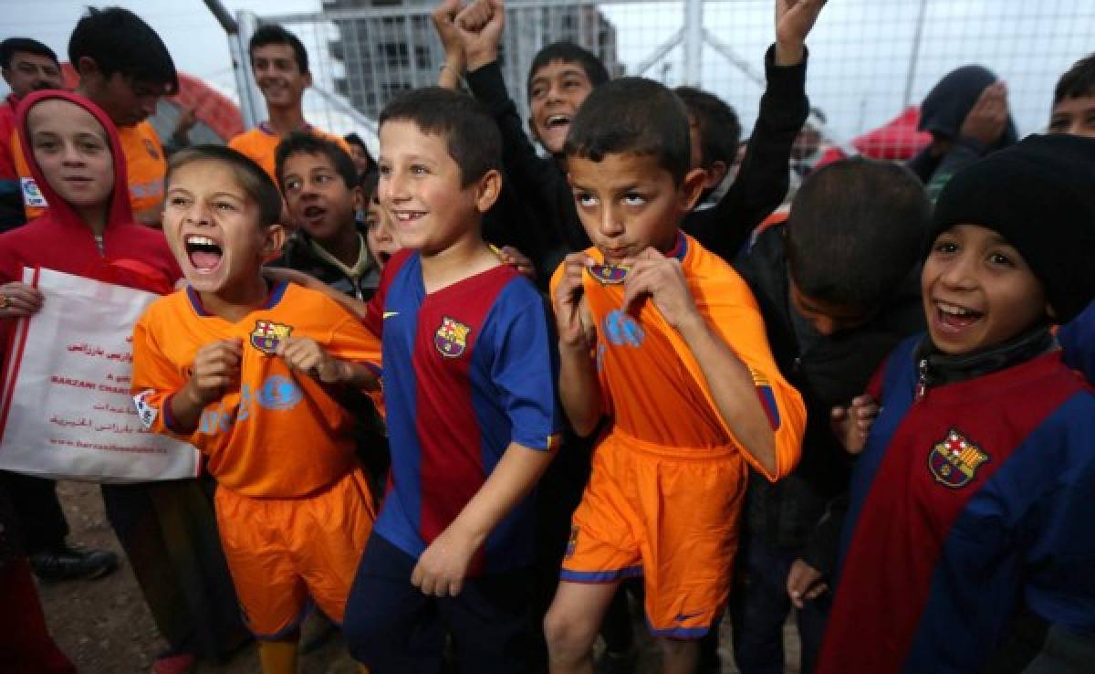 Niños iraquíes reciben visita de representante del Barcelona