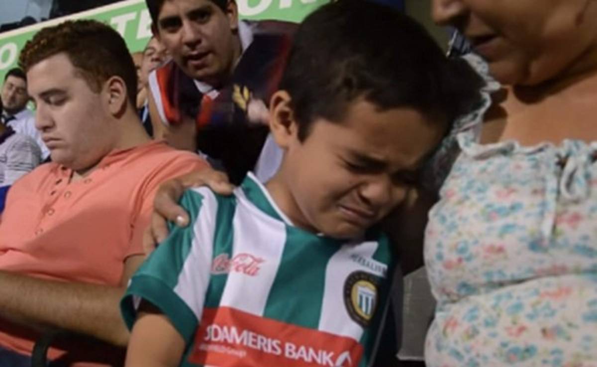 VIDEO: Niño llora luego de que le anotan un gol a su equipo en Paraguay