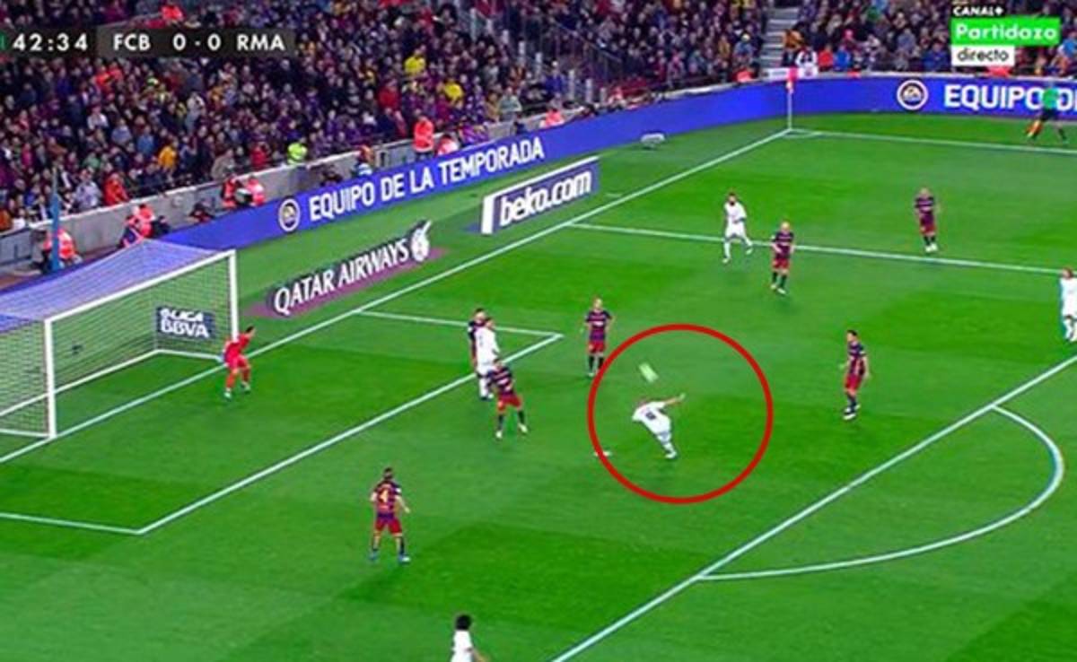 Karim Benzema tuvo el gol del Real Madrid, pero le pegó horrible