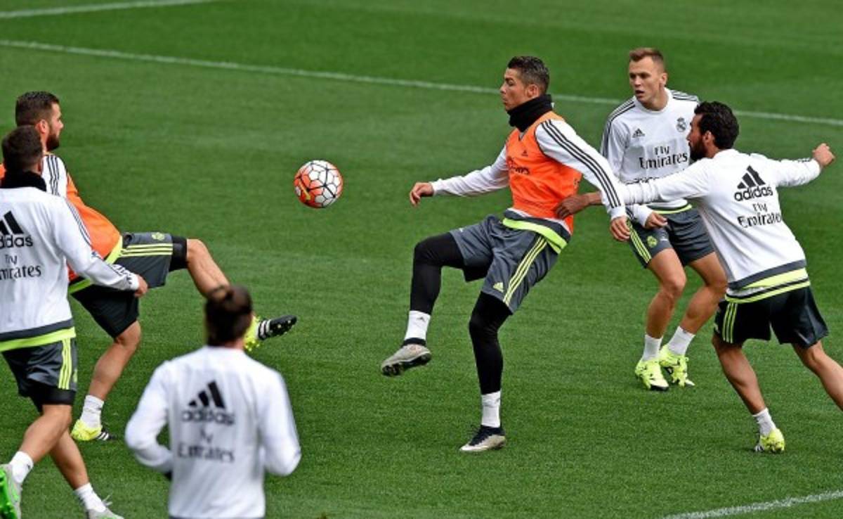 Jesé deja en el suelo a Cristiano Ronaldo con un regate genial