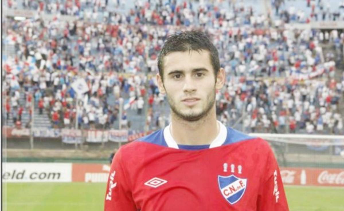 Joven promesa de Uruguay se tatúa la cara de su ídolo Chino Recoba