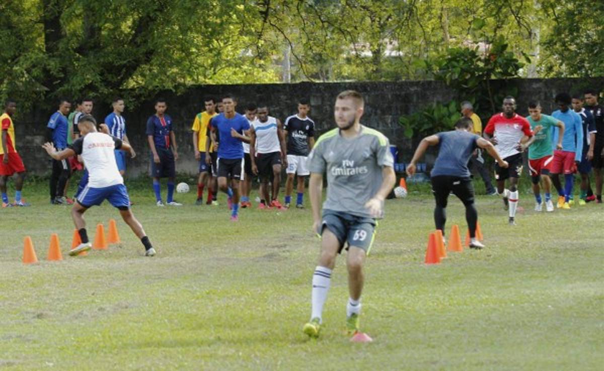 Cuatro jugadores colombianos a prueba en el Victoria