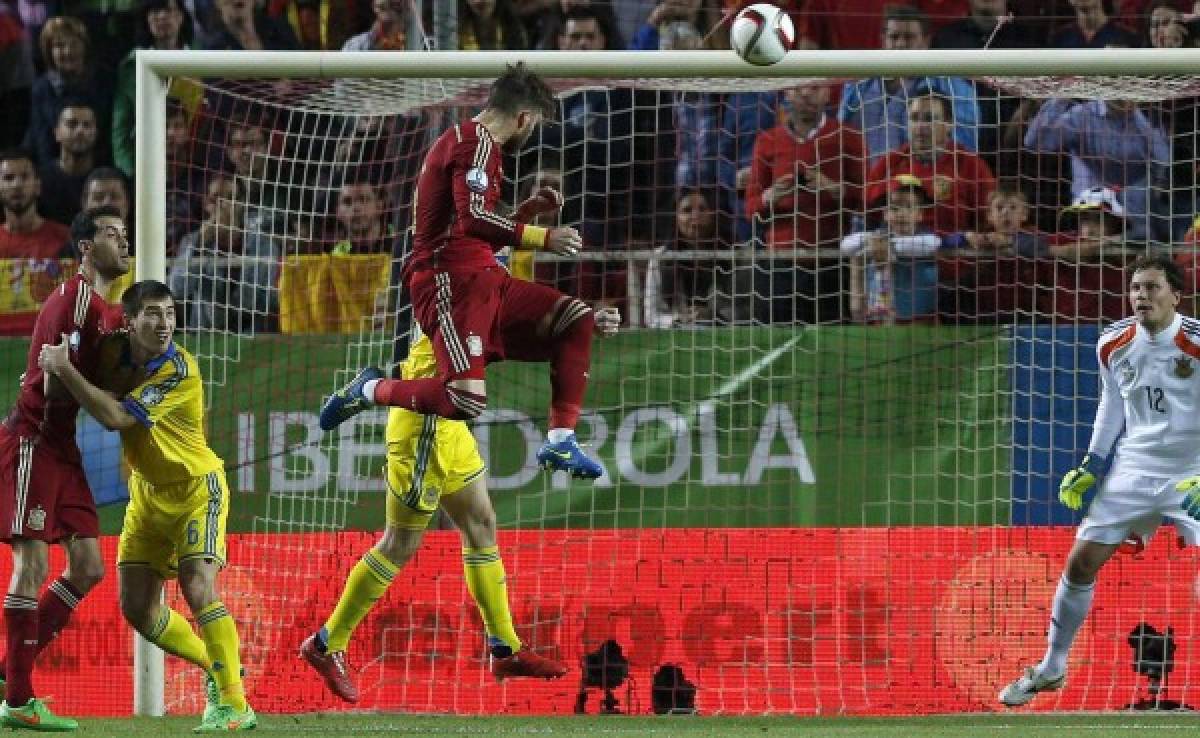 España gana a Ucrania pero sigue segundo en su grupo para la Eurocopa