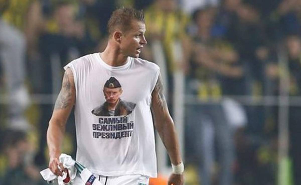 Un jugador del Lokomotiv exhibe una camiseta de apoyo a Putin tras partido europeo