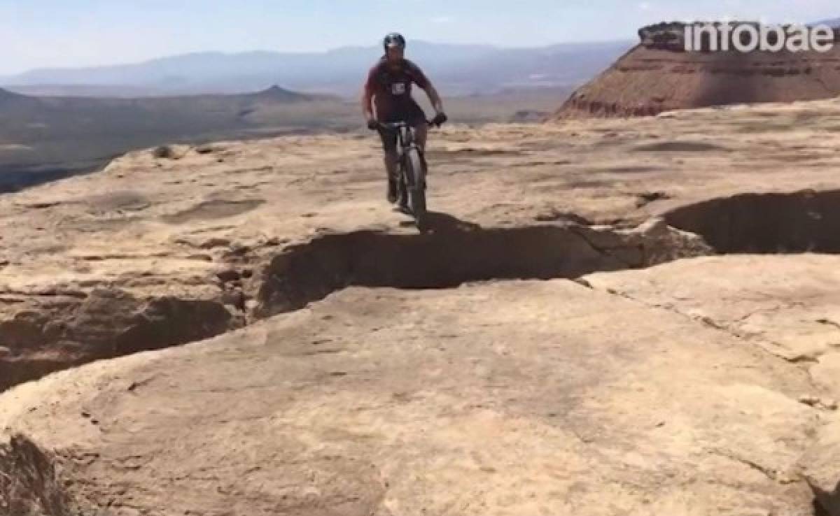 Inexperto ciclista por poco cae al vacío