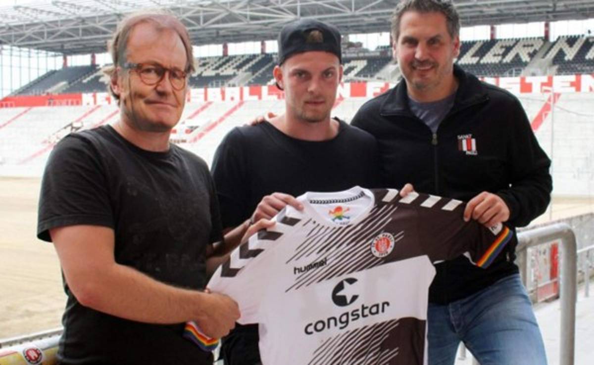 ¡INSÓLITO! El técnico no llegó a la presentación y decidieron suplantarlo con una máscara