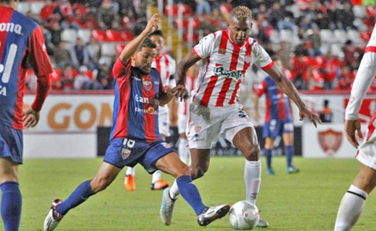 Brayan Beckeles es titular sin discusión con el Necaxa de México