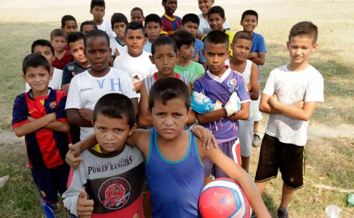 Dos hermanitos unidos aún más por el fútbol en Honduras