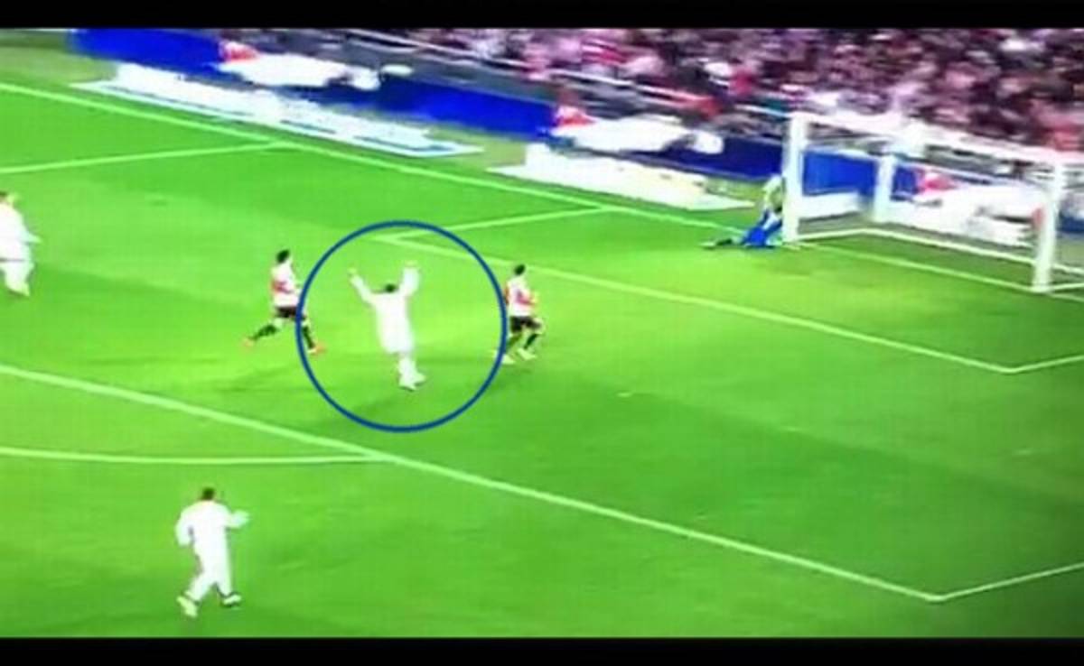 VIDEO: Chicharito se pierde gol por festejar antes de tiempo el disparo de Bale
