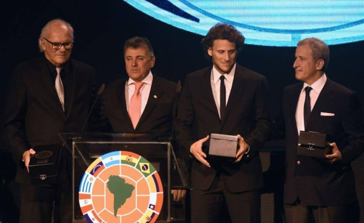 La Conmebol rinde un emotivo homenaje a Forlán, su abuelo y su padre