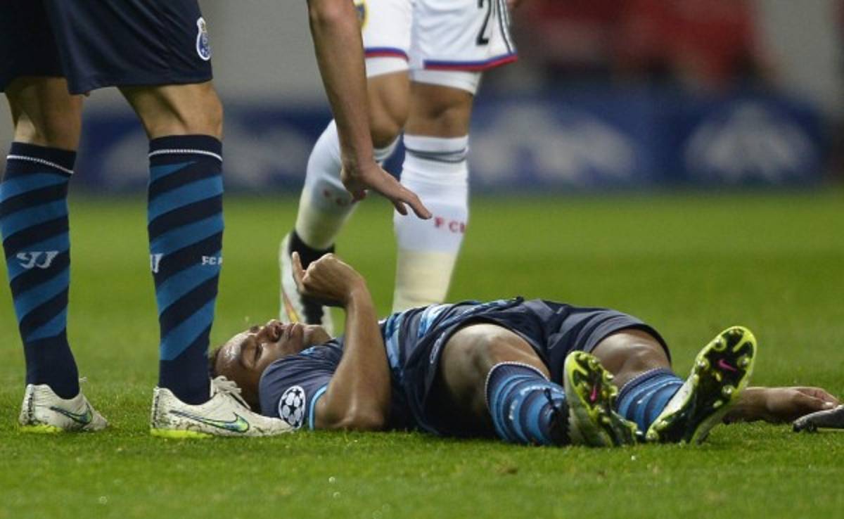 VIDEO: Danilo, pretendido por Real Madrid, fue sacado en ambulancia del Oporto-Basilea