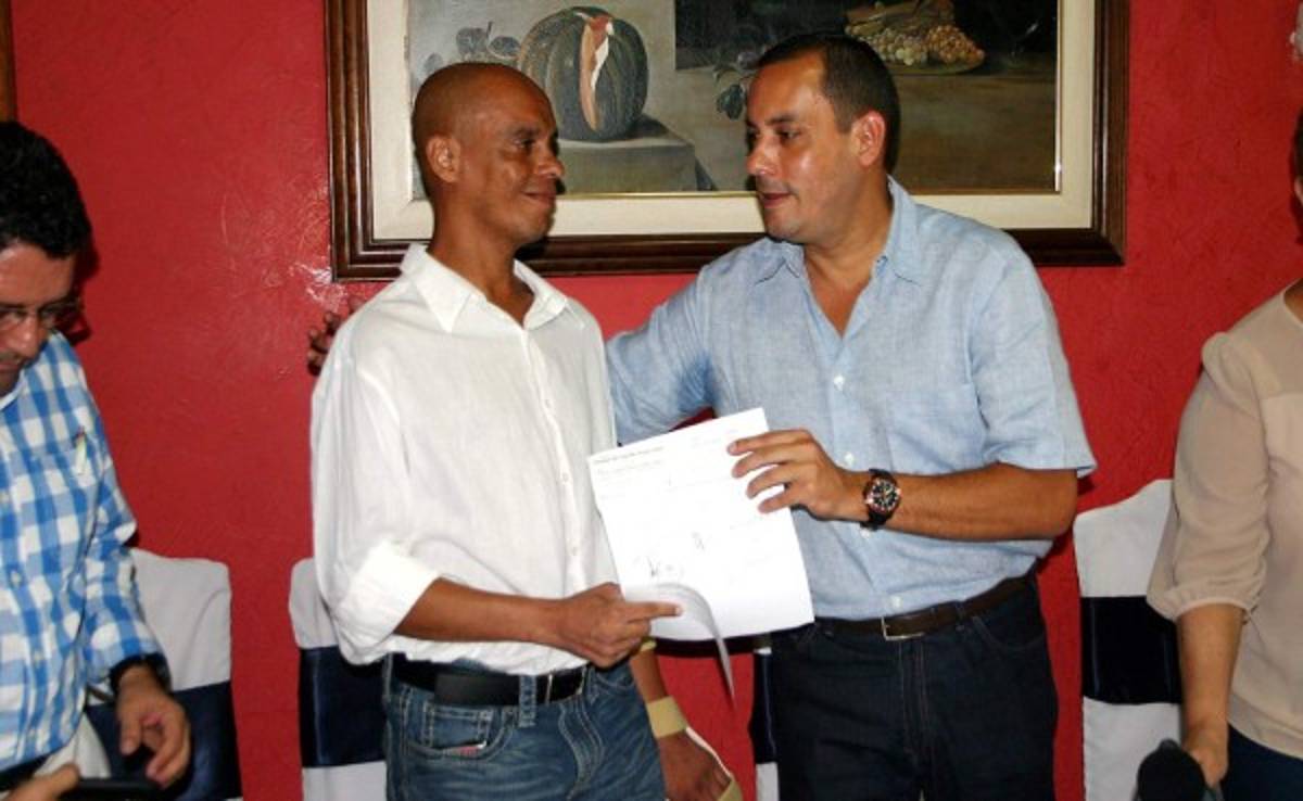 Alcalde ceibeño dona 50 mil lempiras a Enrique Reneau