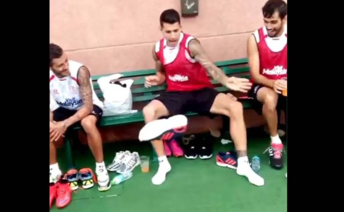 VIDEO: Jugador del Sevilla se lleva tremendo susto al ver una culebra en su zapato