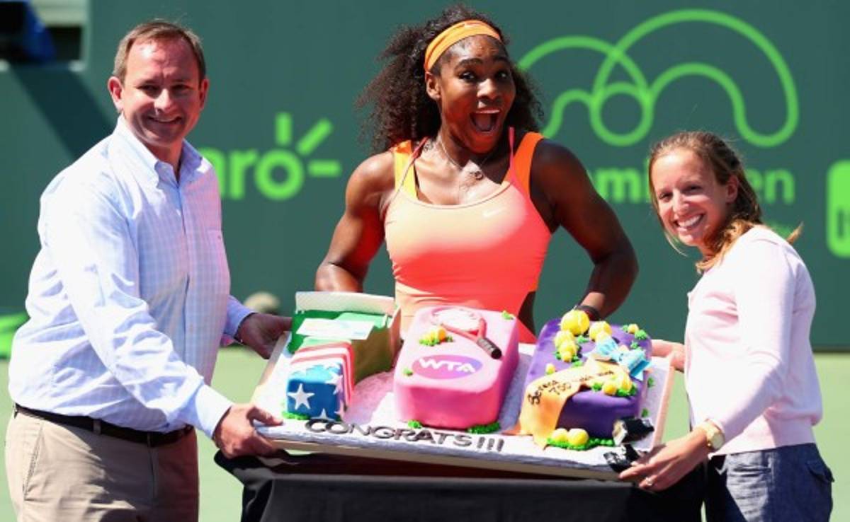 Serena Williams celebra con pastel su triunfo 700 en el Abierto de Miami