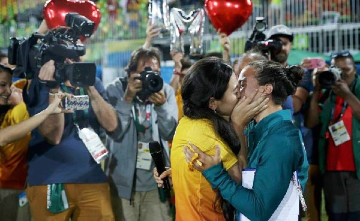 Voluntaria en Juegos Olímpicos le pide matrimonio a jugadora de Rugby