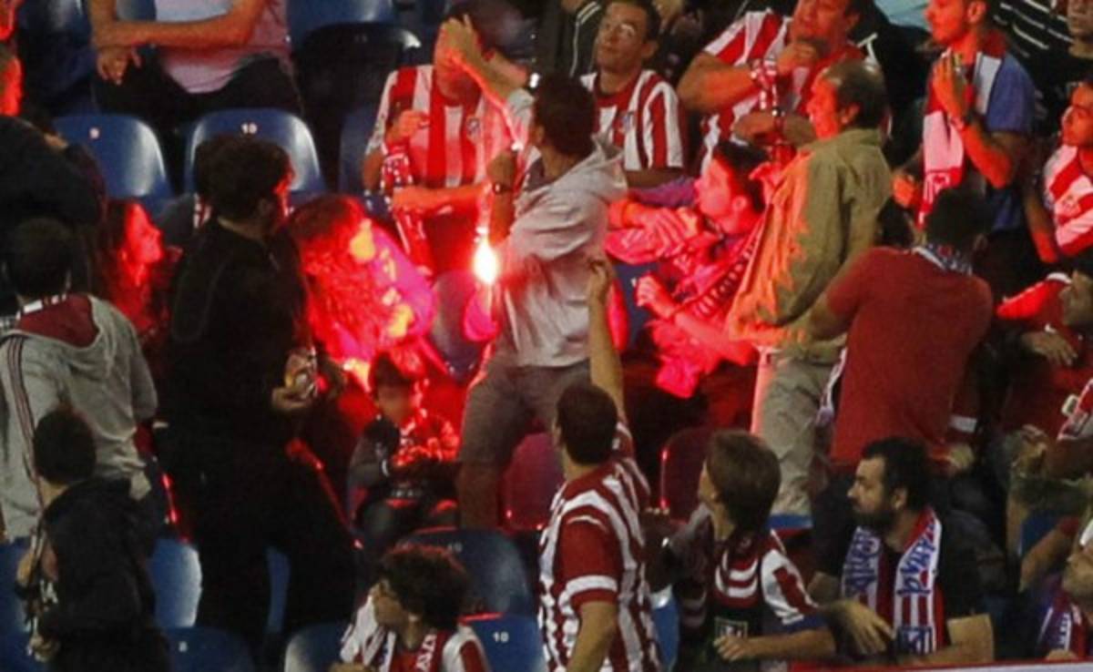 Bengalas lanzadas por aficionados del Benfica alcanzaron a un niño
