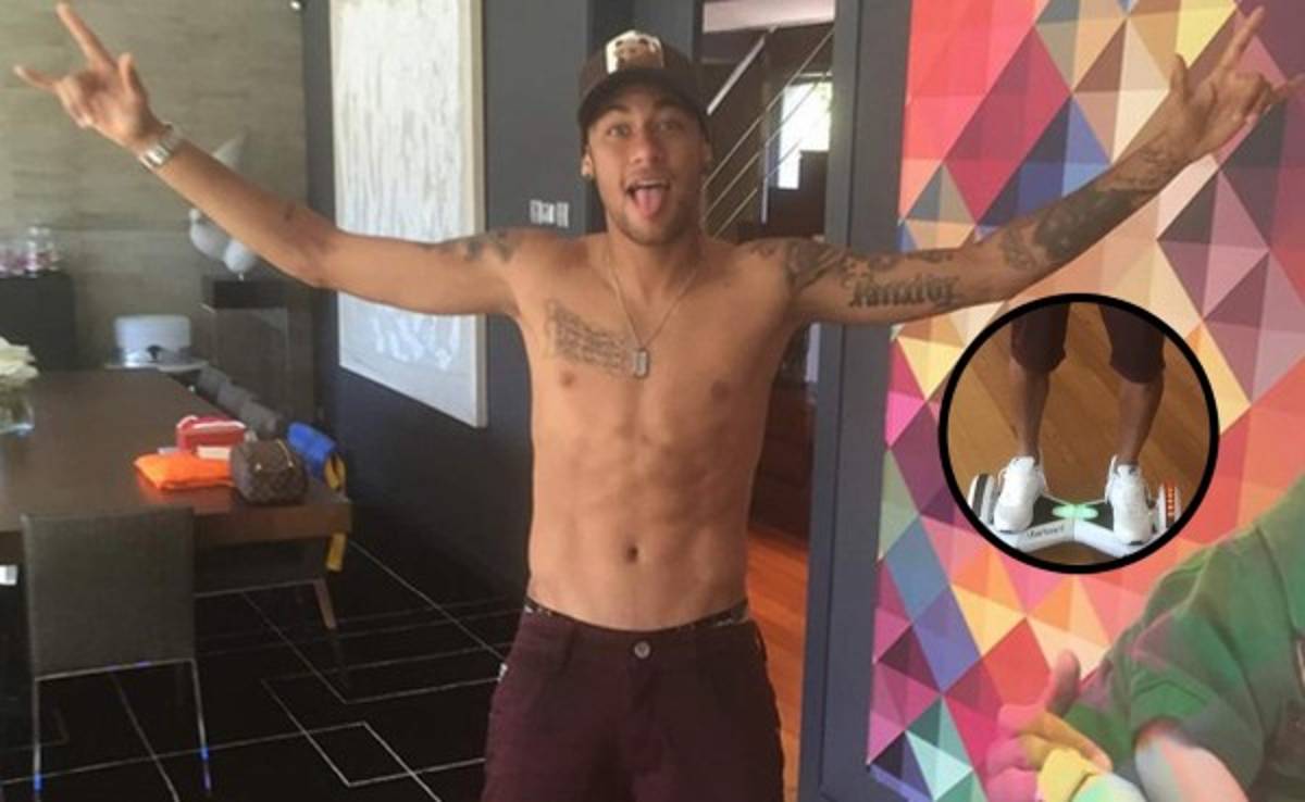 Neymar luce con orgullo un regalo que le dio Luis Suárez: Una Uberboard