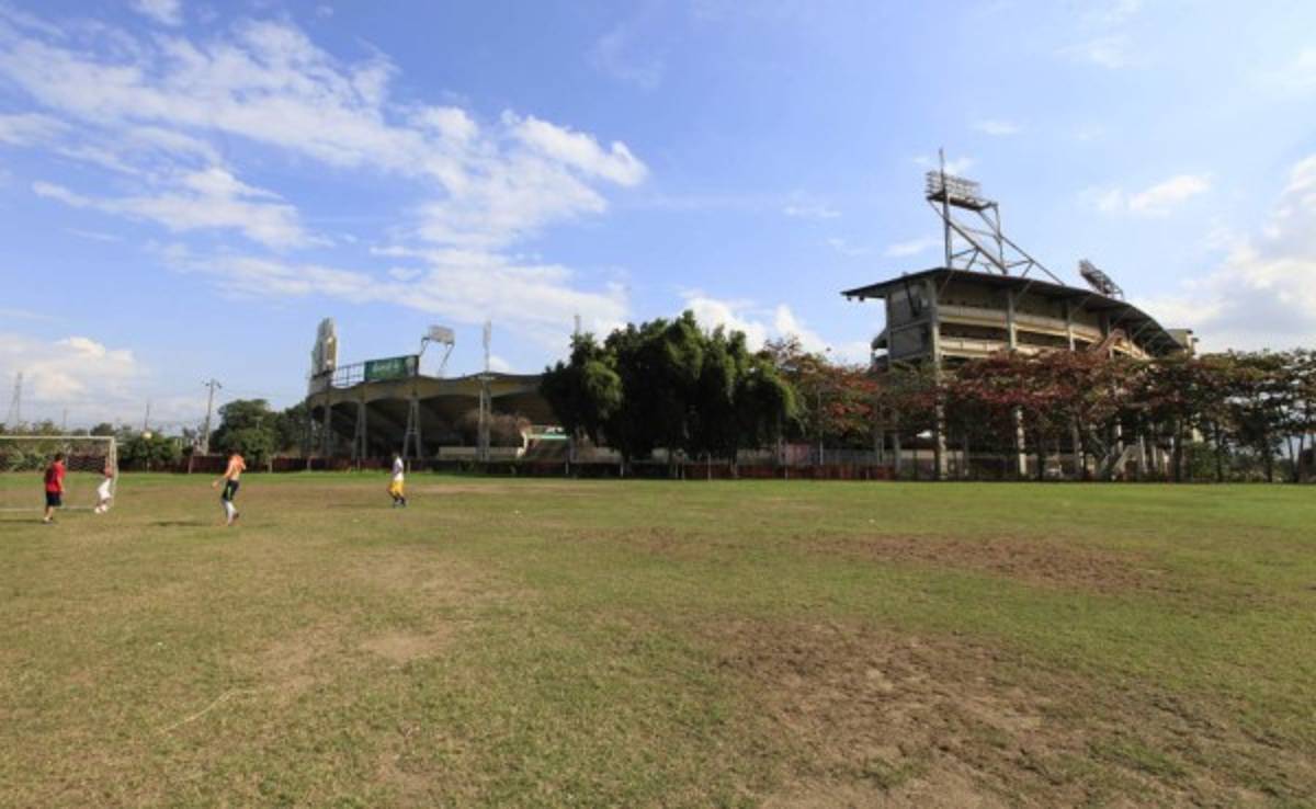 Así se ve el estadio Olímpico con los contenedores fríos para albergar cadáveres por coronavirus