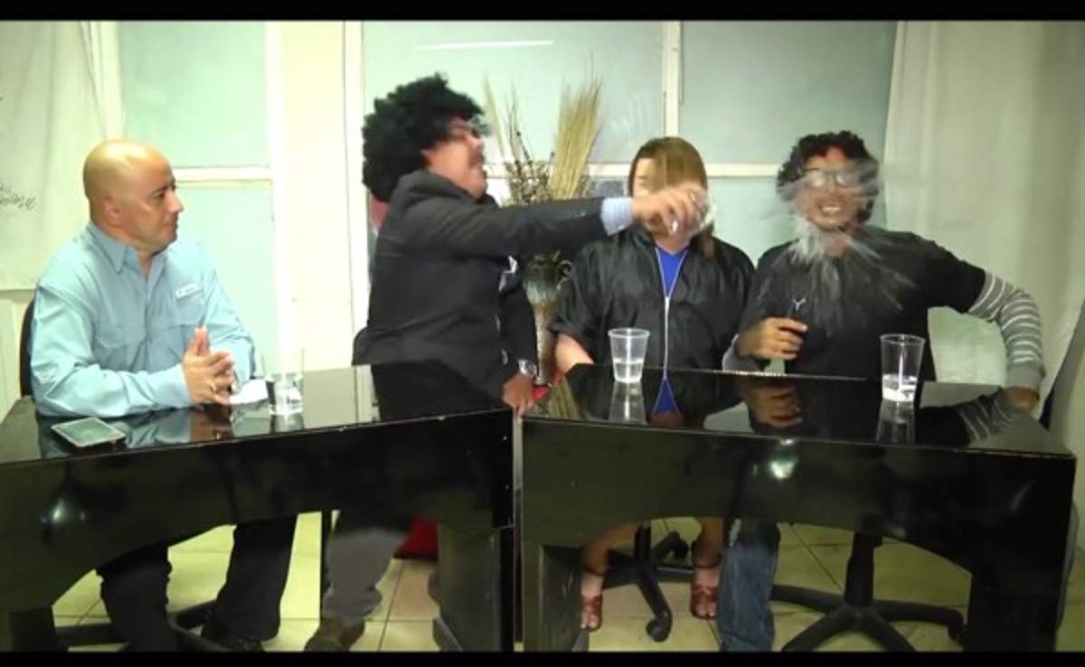 VIDEO: Wil Barahona recrea parodia de Marvin Ponce y el ataque del vaso de agua