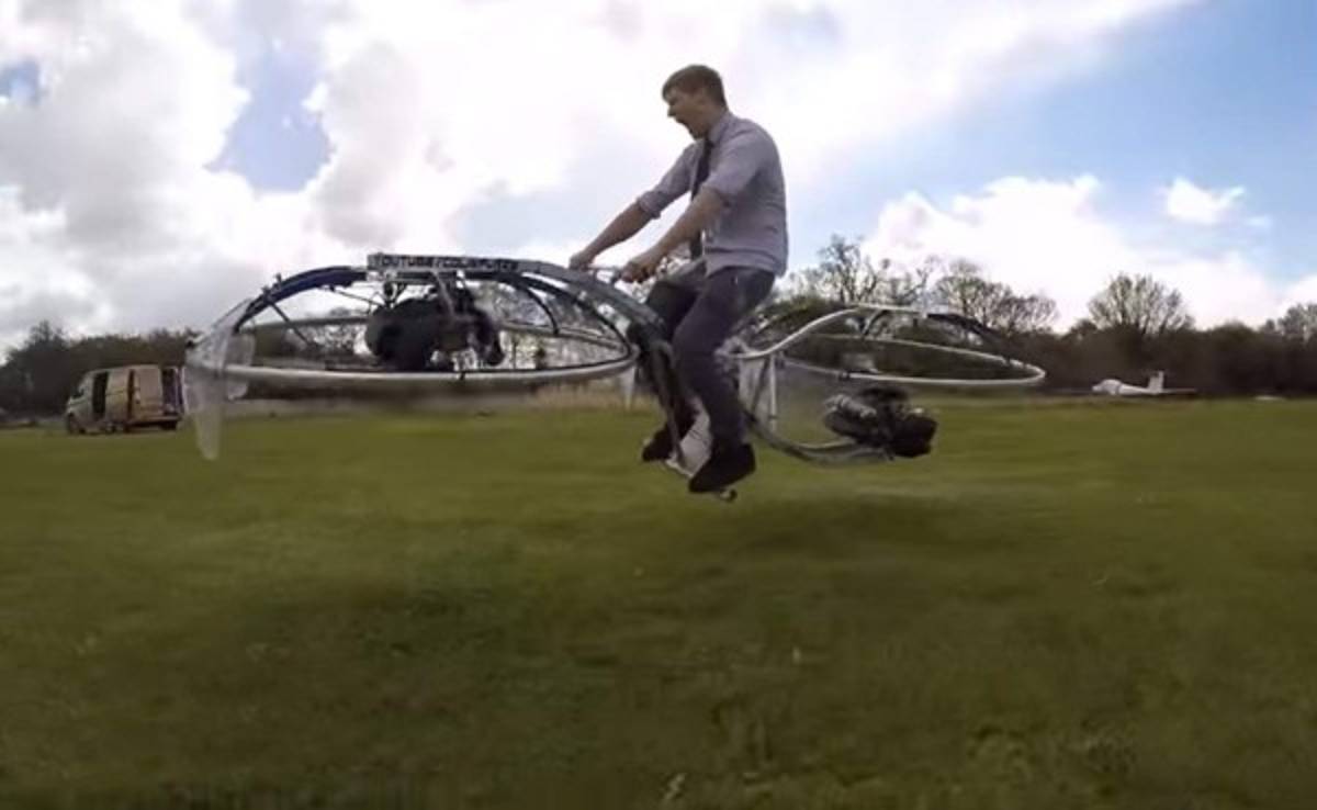 VIDEO: Hombre construye moto voladora casera ¡Y funciona!