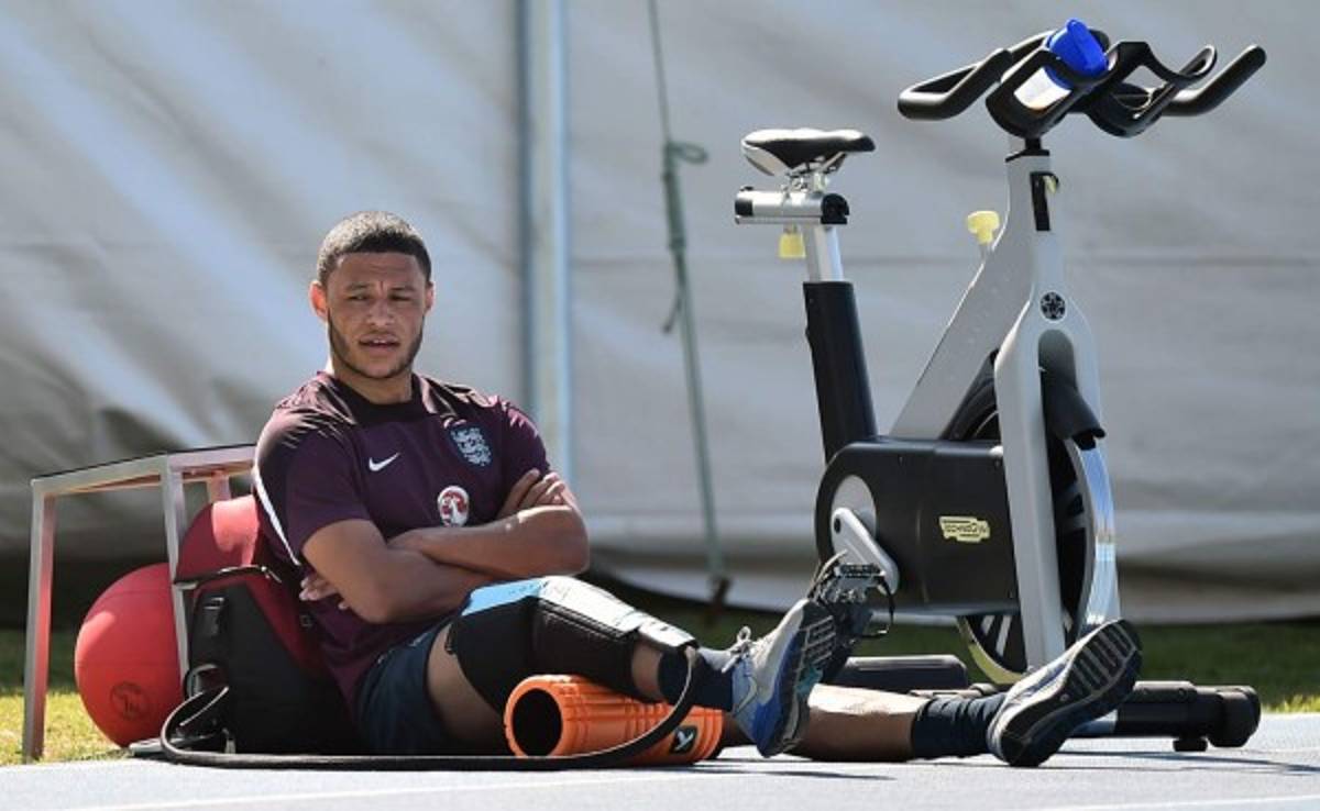 El inglés Oxlade-Chamberlain podría jugar contra Uruguay