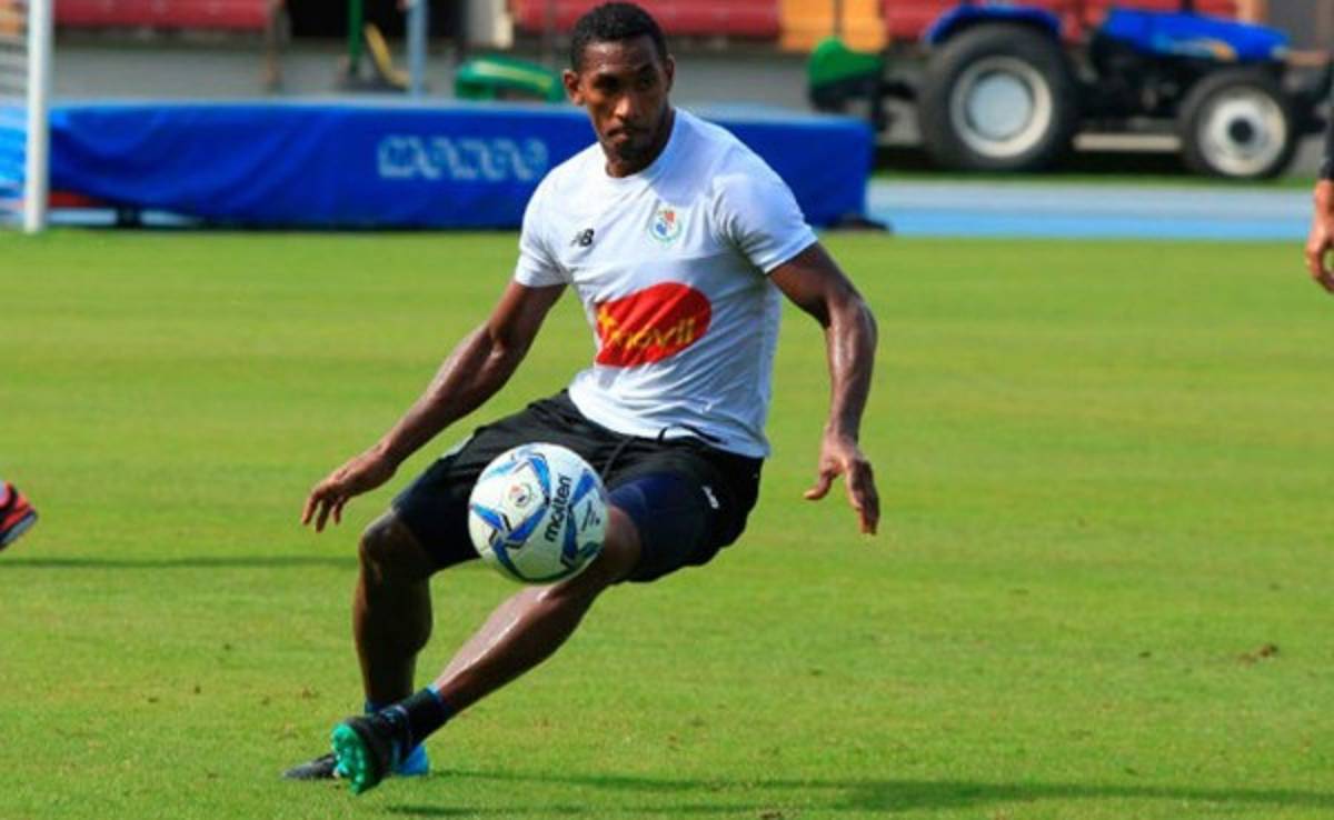 'Bolillo' Gómez convocó a la selección panameña al defensor del Platense