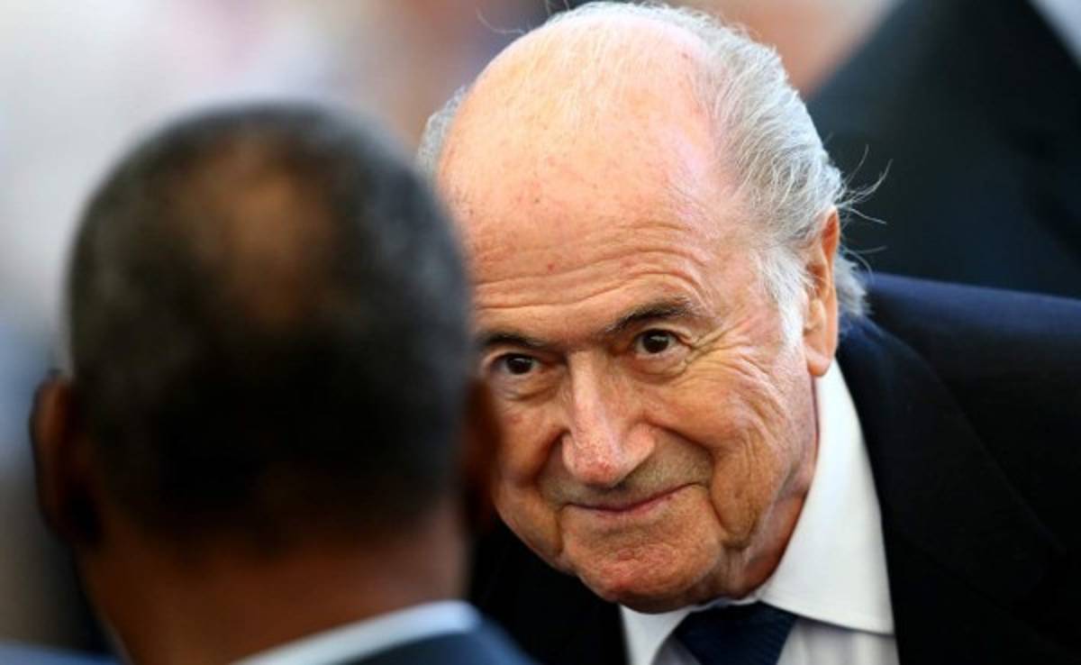 Blatter se solidariza con sudafricanos por muerte del portero Senzo Meyiwa