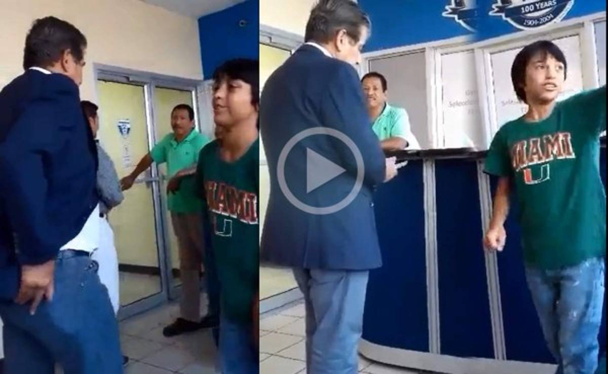 Jorge Luis Pinto ayuda con dinero a un niño para comprar un libro