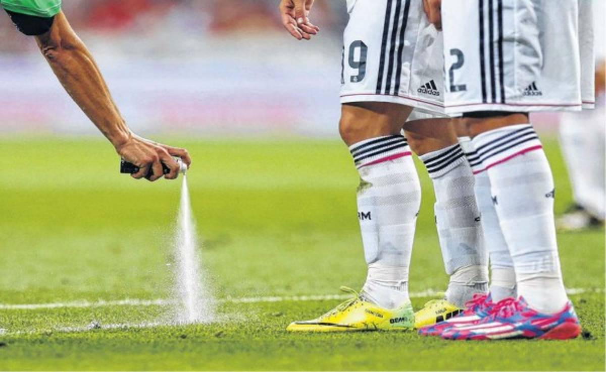 UEFA: Spray que utilizan árbitros no contiene sustancias prohibidas