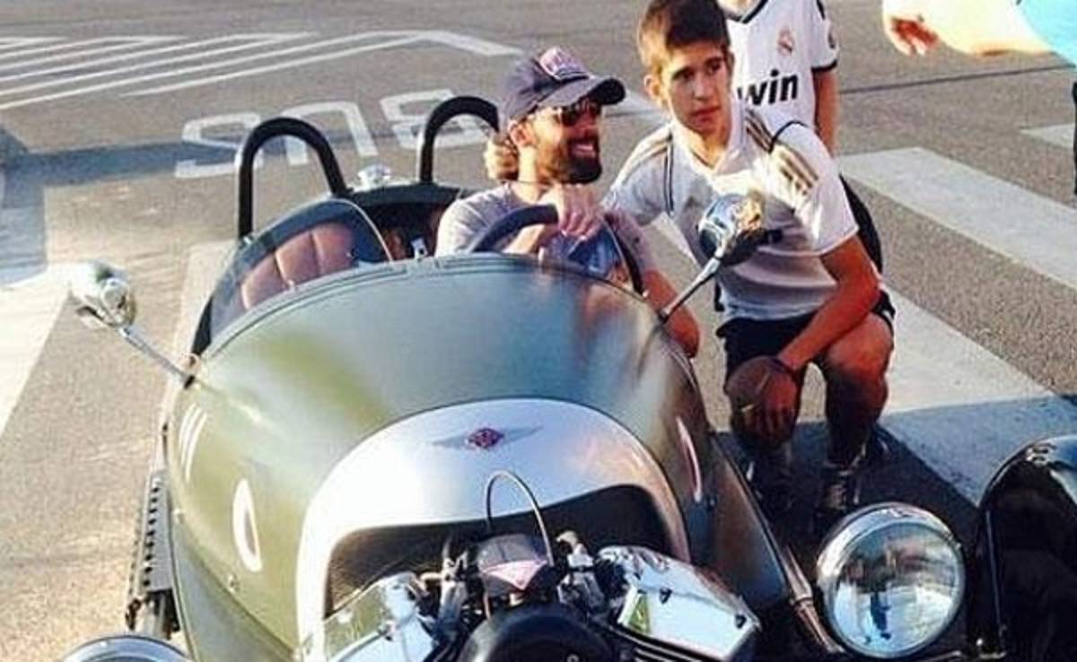 Arbeloa llegó a la práctica del Real Madrid en un Morgan 3 Wheeler
