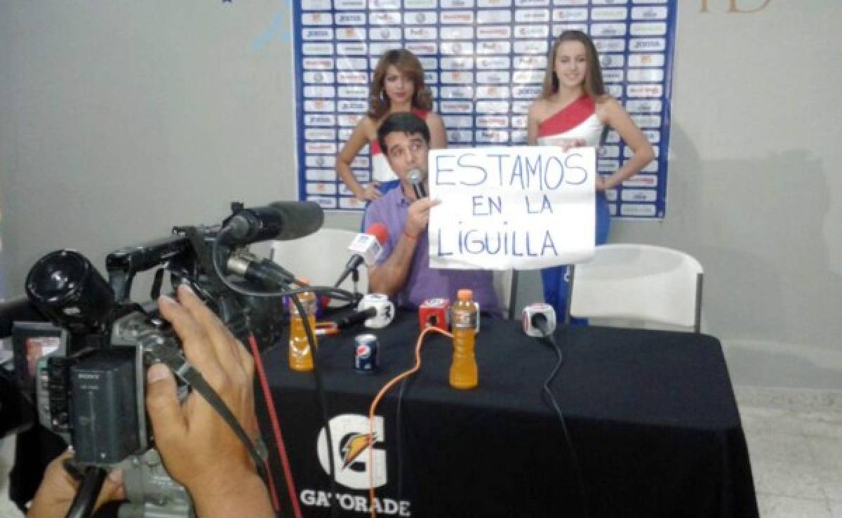 Pancarta de Diego Vázquez causa polémica en conferencia de prensa
