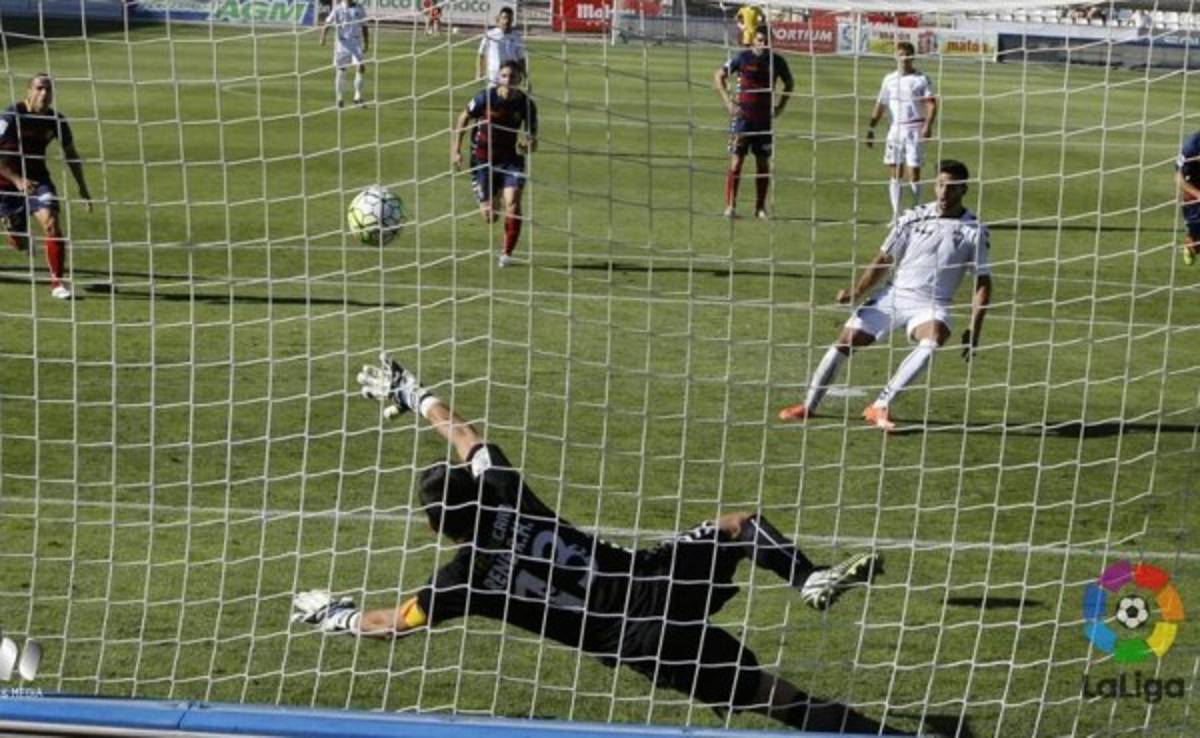 Jona Mejía anota su primer gol con Albacete en Segunda de España