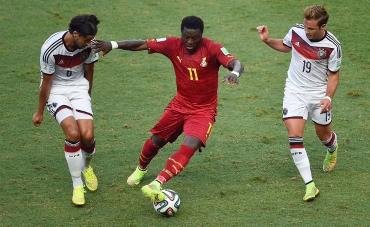 VIDEO: El ghanés Sulley Muntari reparte dinero en Brasil