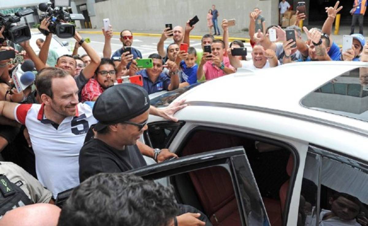 ¡Locura! Ronaldinho ya llegó a Costa Rica