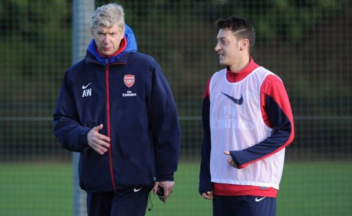 Wenger niega imprudencia en mantener a Özil en el campo ante Chelsea