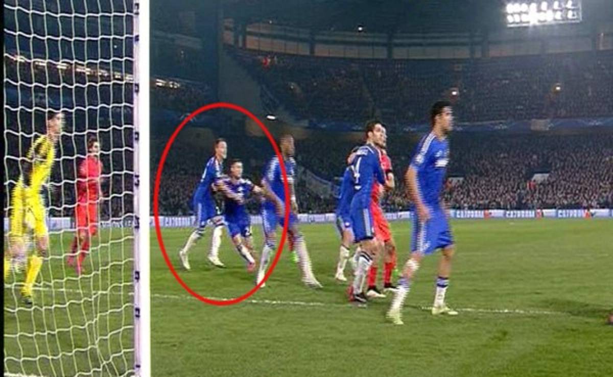 VIDEO: John Terry marcó a su compañero Gary Cahill en el gol de Thiago Silva