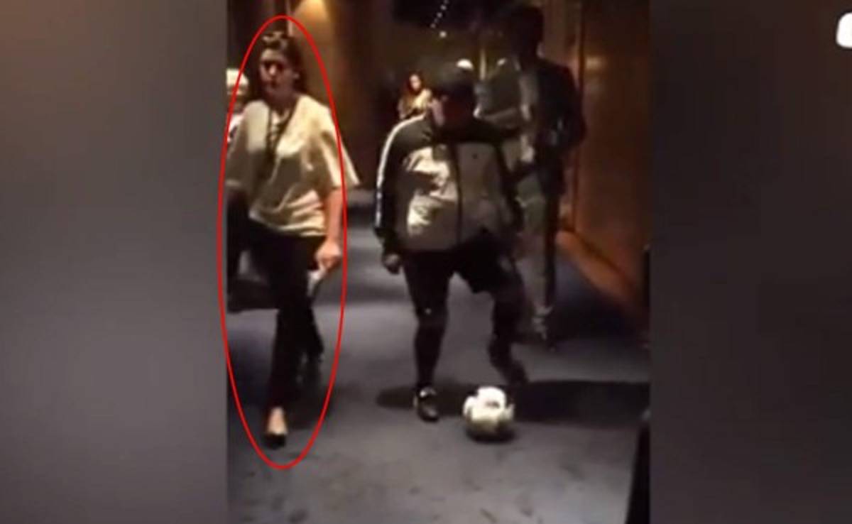 VIDEO: Maradona muestra su delicada técnica y hace una 'cocina' a una mujer