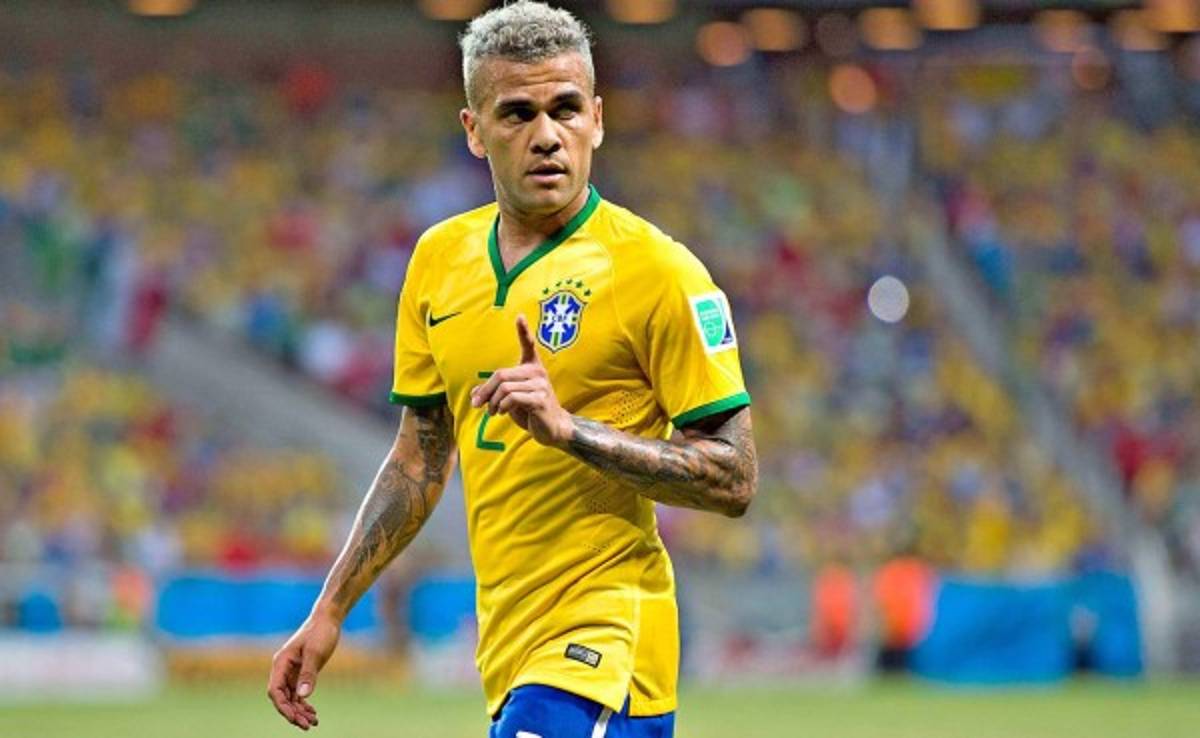Por lesión de Danilo, Alves es convocado por Brasil para la Copa América