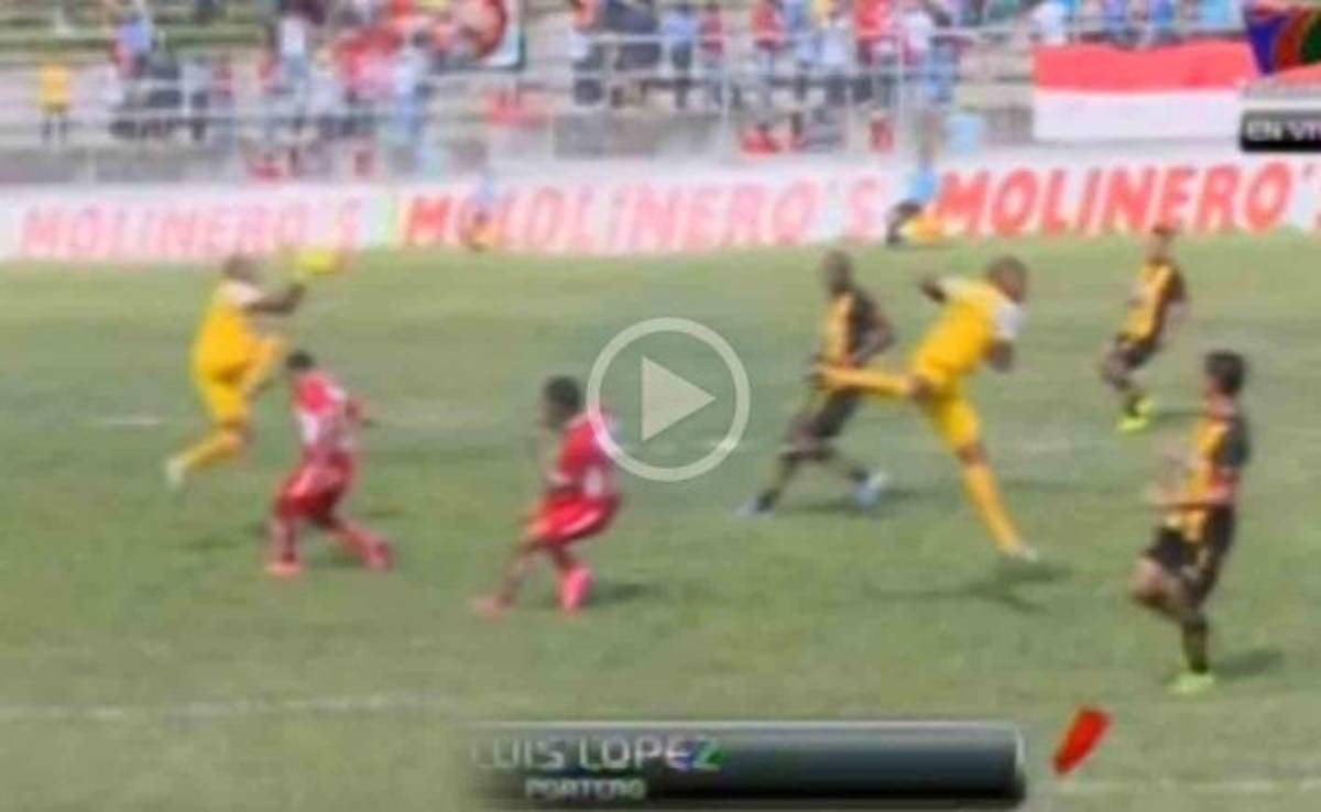 'Buba' López pierde la cabeza y lanza patada 'criminal' a Rony Martínez