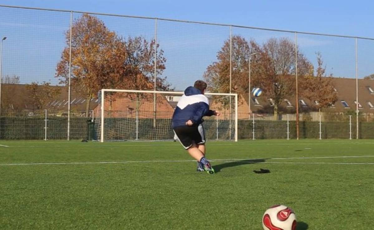 VIDEO: El gordito especialista en tiros libres que arrasa en Youtube