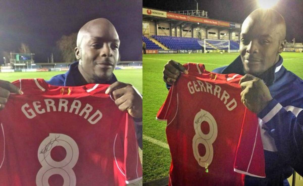 Akinfenwa amenazó a sus compañeros que los golpearía si le pedían la camiseta a Gerrard