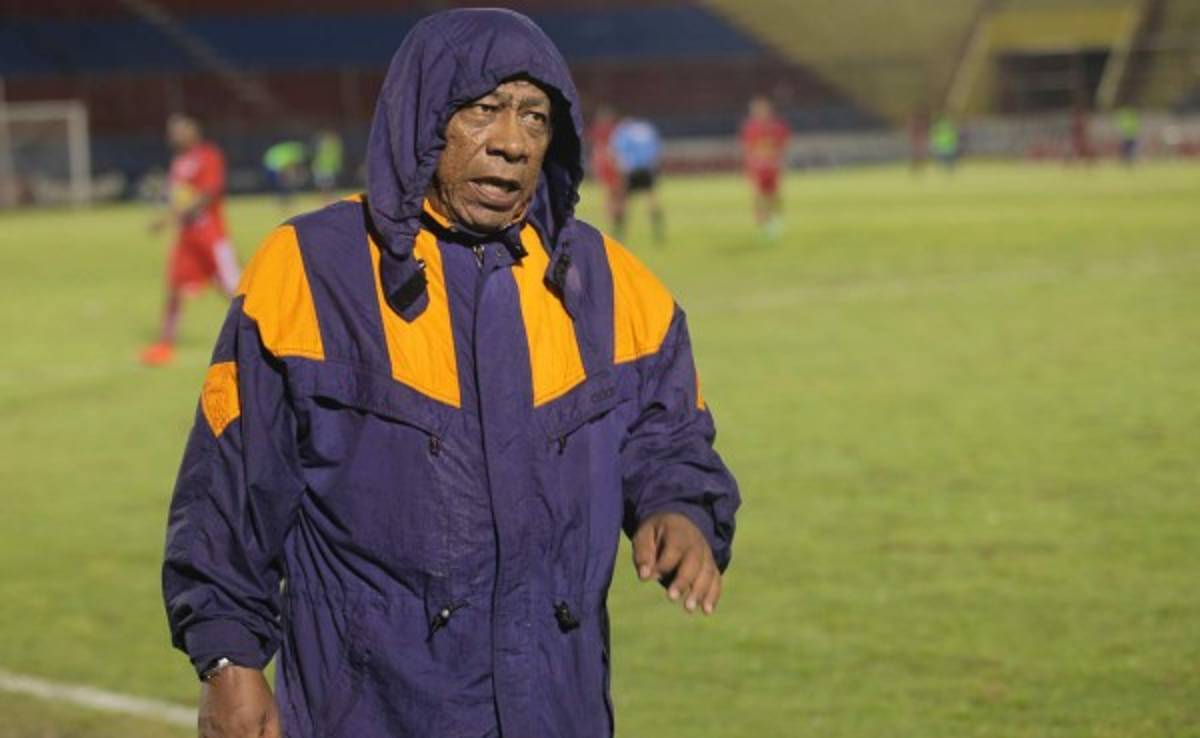 'Primi' Maradiaga se despidió de los jugadores del Vida en camerinos